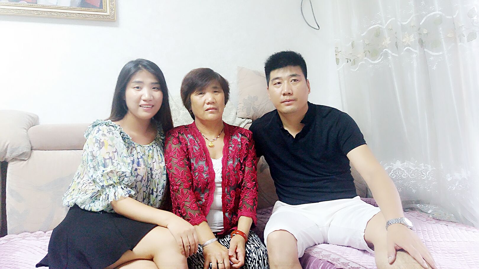 慈孝工程-高明、高佩与家人的合影
